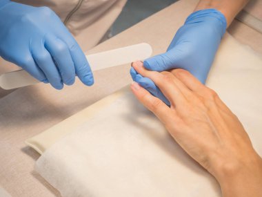 Tırnak salonu tırnak şeklinde düzeltilmesi. Manikür yordamları.