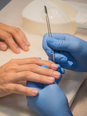 Bir uyuşturucu satıcısı manikür için kullanın. Master yapar manikür.