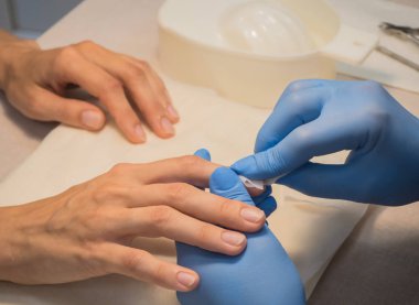 Dezenfeksiyon çivi manikür önce. Manikür tedavisinde kesme.