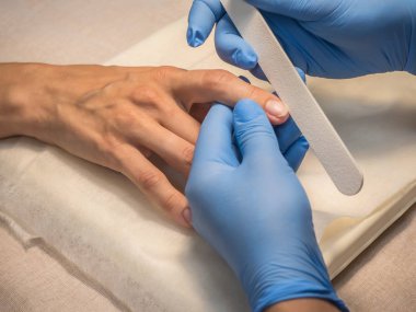 Tırnak salonu tırnak şeklinde düzeltilmesi. Manikür yordamları.