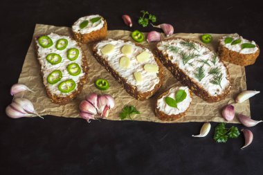 Biber ve sarımsak buruşuk Kağıt snacks. Ekmeğin yayıldı. Üstten görünüm. 
