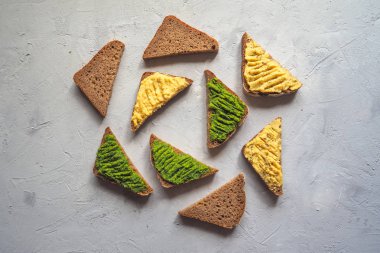 Humus iştah açıcı ekmek üzerine sürülür. Üstten görünüm.