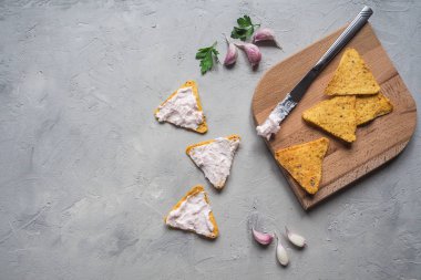 İştah açıcı sarımsak krem nachos üzerinde bulaşmış. Üstten görünüm.