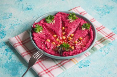 Geleneksel humus bir plaka üzerinde. Üstten görünüm.