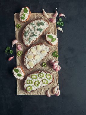 Biber ve sarımsak buruşuk Kağıt snacks. Ekmeğin yayıldı. Üstten görünüm. 