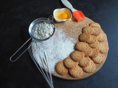 Tatil için susam kurabiye. Close-up pişirme için malzemeler.