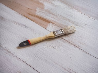 Değil tamamen boyalı yerde yatarken fırça boya