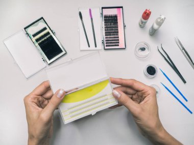 Kirpik uzatma araçları masanın üzerine koyulur.