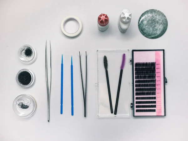 Kirpik uzatma araçları masanın üzerine koyulur.
