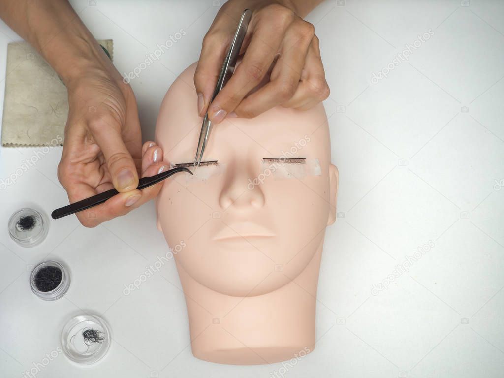 Training eyelash extensions. Work on coloring eyelashes on a mannequin.