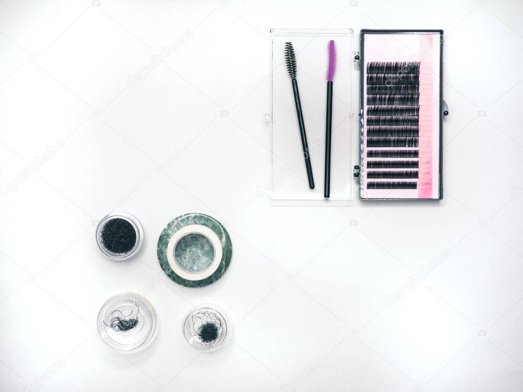 The eyelash extension tools are laid out on the table.