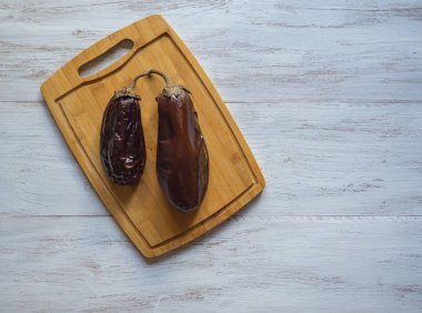 Fırında patlıcan bir kesme tahtası üzerinde. Pişirme sonra patlıcan derileri kaldırma.