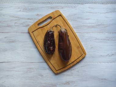 Fırında patlıcan bir kesme tahtası üzerinde. Pişirme sonra patlıcan derileri kaldırma.