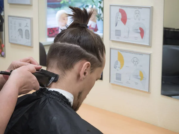 El pelo de los hombres hace en la peluquería . — Foto de Stock
