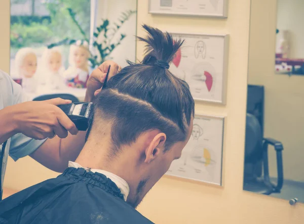 El pelo de los hombres hace en la peluquería . — Foto de Stock