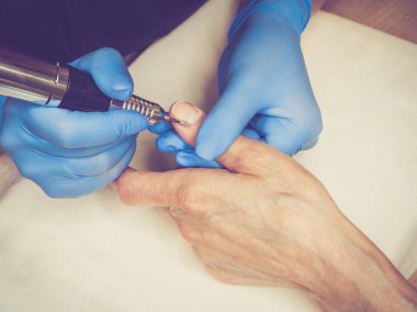 Donanım manikür Asyalı salonda. Yaşlı bir kadın manikür yok.