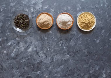 Küçük kase gri arka planda çeşitli superfoods