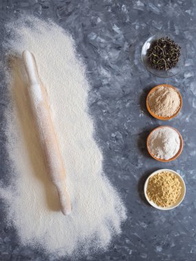 Çeşitli superfoods gri bir tablo. Arka plan un katkı maddeleri ile pişirme. 