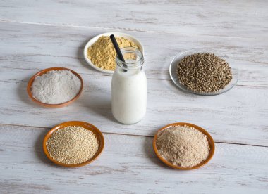 Sebze süt beyaz ahşap bir masa üzerinde Superfoods ile güler yüzlü
