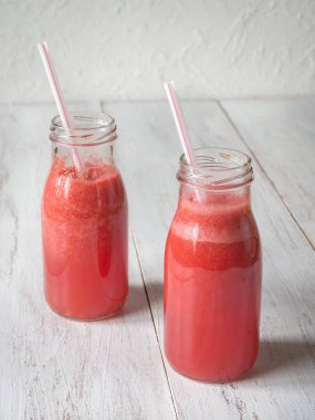 Beyaz ahşap bir masa üzerinde sebze güler yüzlü.