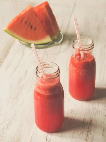 Batido de melancia em uma mesa de madeira branca . — Fotografia de Stock