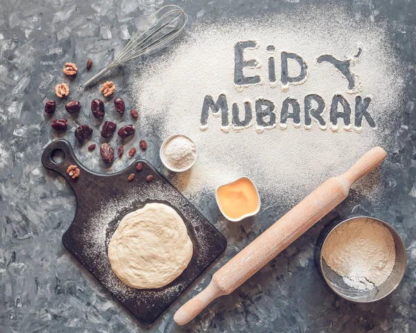 Eid Mubarak - islamitische vakantie Welkom zin "happy holiday", groet voorbehouden. Arabische keuken achtergrond. Getint — Stockfoto