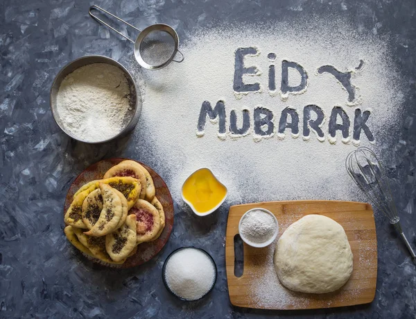 Віз Мубарак - ісламські свята Ласкаво просимо фразу "святом", привітання зарезервовано. Арабська кухня фону. — стокове фото