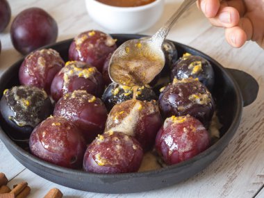 Şekerli tatlı erik ile. Erik tatlı soslu fırın.