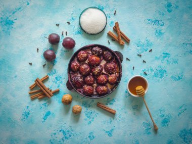 Erik tatlı bal, tarçın ve karanfil ile