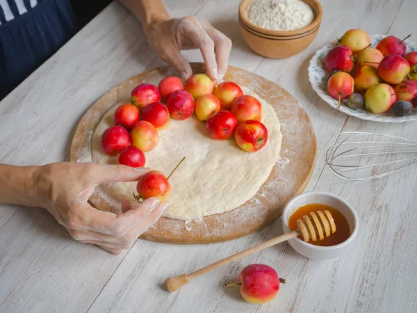 Svamp äppelkaka ”Sharlotka” med bakning ingredienser, rustik stil. Apple Extranätsprotokoll pie bakning. — Stockfoto