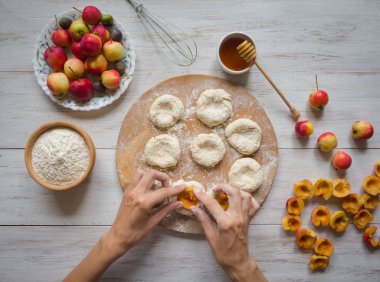 Elmalı turta tatlı. Kış meyveli kek. Rustik gıda