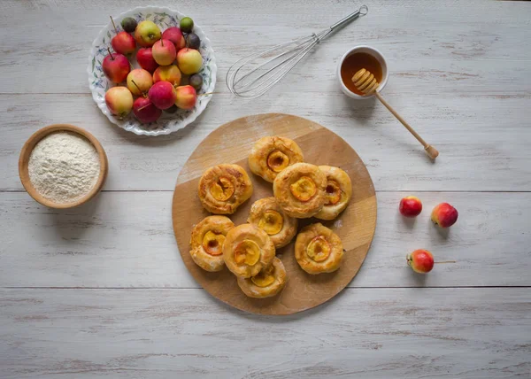 Bollos al horno con manzana, miel y canela . — Foto de Stock