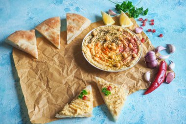 Geleneksel humus ve kırık ekmek Pelet parşömen üzerine.