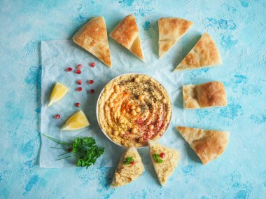 Geleneksel humus ve kırık ekmek Pelet parşömen üzerine.