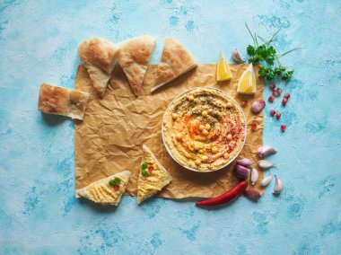 Geleneksel humus ve kırık ekmek Pelet parşömen üzerine.