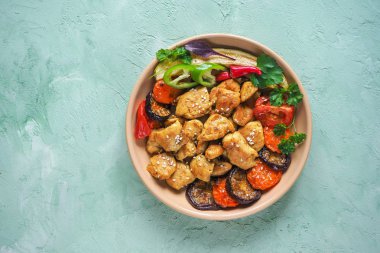 Susam ve sebze ile soya soslu tavuk parçaları. Asya gıda