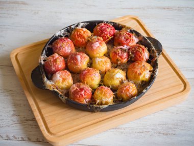 Elma şurubu bir tavada pişirdim. Basit sonbahar tatlı.