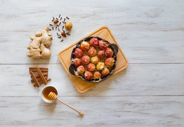 A sweet dessert made of small, whole apples baked in a frying pan. — Stock Photo, Image