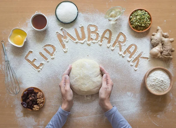 Eid Mubarak - islamitische vakantie Welkom zin "happy holiday", groet voorbehouden. Arabische keuken achtergrond. — Stockfoto