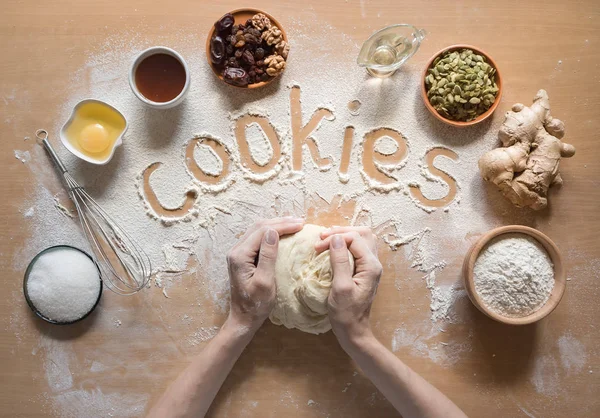 Ordet Cookie skriven på mjöl och toppen syn på produktuppsättning för matlagning — Stockfoto