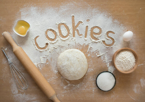 Слово Cie, написанное на муке и вид сверху набора продуктов для приготовления пищи
 