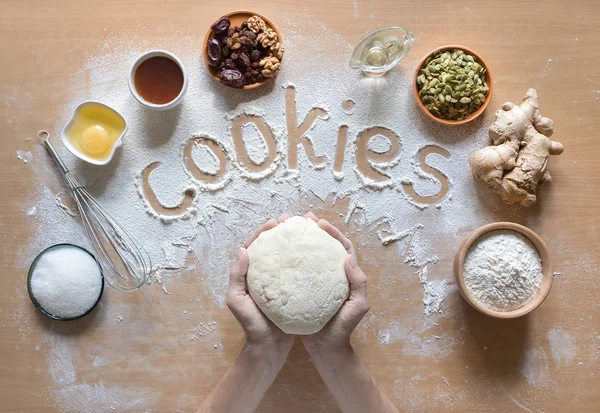 Ordet Cookie skriven på mjöl och toppen syn på produktuppsättning för matlagning — Stockfoto