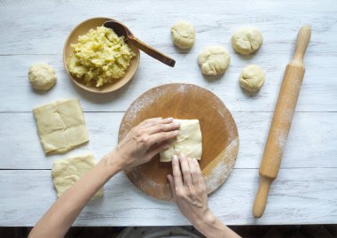 Patates ile geleneksel börek yemek. Placinta-geleneksel ev yapımı Romanya ve Moldova pies