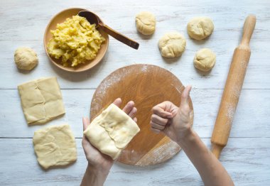 Patates ile geleneksel börek yemek. Placinta, geleneksel Moldova hamur işleri