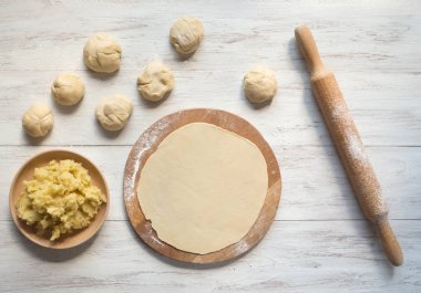 Patates ile geleneksel börek yemek. Placinta, geleneksel Moldova hamur işleri