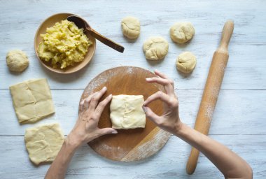 Yemek kek patates ile. El Tamam gösterilen!