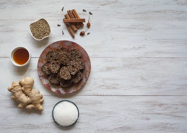 Dessert van hennepzaad. Ingrediënten voor het maken van Superfood rolt op een witte houten tafel. — Stockfoto