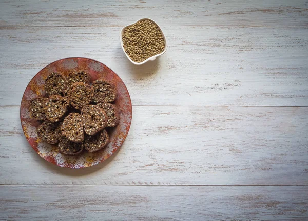 Biscoitos com sementes de cânhamo Superfoods. O uso de sementes de cânhamo Suplemento aos alimentos . — Fotografia de Stock