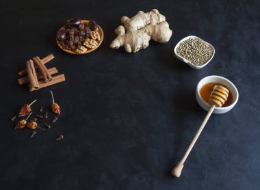 Zencefil, tarçın, karanfil, kurutulmuş meyve ve kenevir tohumu kullanarak pişirme için malzemeler.