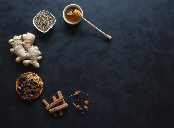 Ingrediënten voor het bakken met gember, kaneel, kruidnagel, gedroogde vruchten en hennepzaden. — Stockfoto